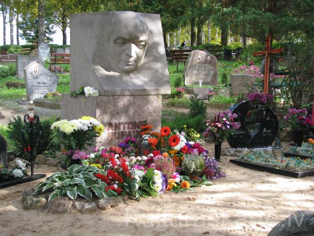 Rakstnieka A.Rupaiņa piemineklis Bērzgales kapsētā.